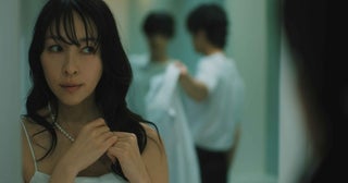 麻生久美子“あやめ”、塩野瑛久“凍也”と禁断のラブシーンに「マジで衝撃的」「腹筋に見入ってしまった」と反響＜魔物＞