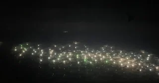 深夜2時に見た〝超常的光景〟に11万人驚がく「銀河鉄道の夜みたい」窓の外に得体の知れぬ光の群れが...