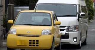軽自動車に“あおり運転”したハイエースの末路。片側一車線を突き進んで「ざまあみろ！」／ドライバーが知っておきたい、2026年にスタートした新ルール2つ