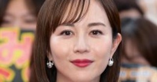 比嘉愛未、美脚大賞2024に輝く超ミニ丈スカートのおみ足にファン「脚はもちろん全て綺麗です」