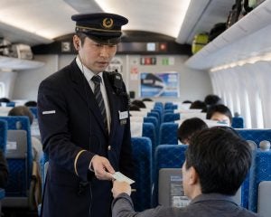 新幹線の指定席を「渡り歩く」50代男性。疑念を抱いた乗客が車掌にチクった結果…／車掌はどうやって座席をチェックしている？“車内改札”が消えた新幹線の仕組みを調べてみた