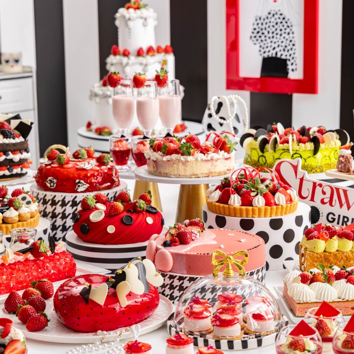 ヒルトン東京「ストロベリーモノクロ・ガールズパーティー」スイーツビュッフェ。20種類以上もの華やかないちごスイーツがずらり