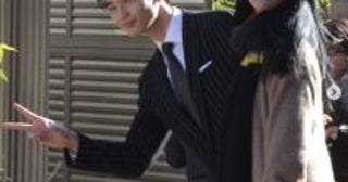 195cm長身、とんでもないショート丈…20歳モデルの“母親の名前”を聞いて納得。佇まいも態度もカッコいい／2025 人気記事top5