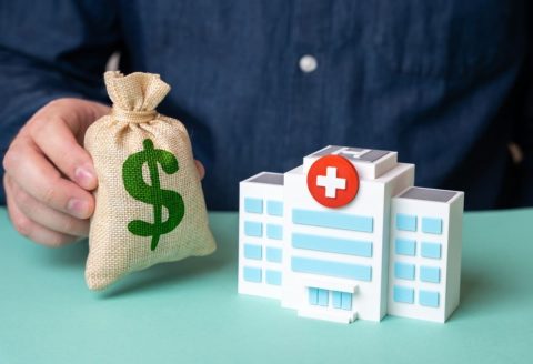 父が亡くなり、病院から「入院費30万円」の請求が届きました。借金もあったので“相続放棄”を考えていたのですが、未払い分は父の口座から払っても問題ないでしょうか？