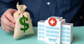 父が亡くなり、病院から「入院費30万円」の請求が届きました。借金もあったので“相続放棄”を考えていたのですが、未払い分は父の口座から払っても問題ないでしょうか？