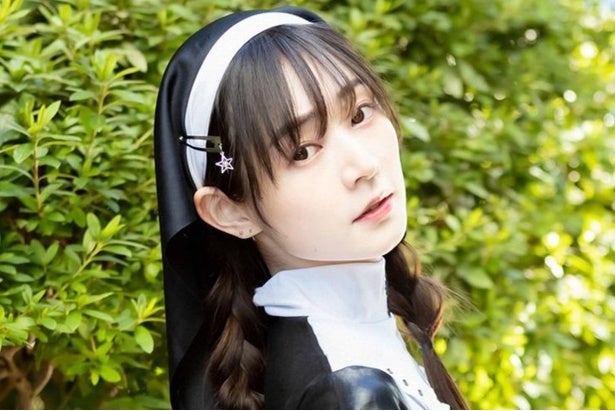 下半身中央の凹が丸見え…近衛りこ、M字開脚をしたランジェリー姿に「かわいいです！」とファンメロメロ