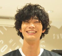 脳出血で療養中の清原翔33歳、キャップ×サングラスで眩しい笑顔