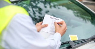 引っ越しのため、新居前に停車していたら「緑のおじさん」に駐車違反切符を切られた！「自宅前・荷物の積み下ろし」でも罰金になるの？ 駐車監視員に切符を切られた場合の“効力”とは？