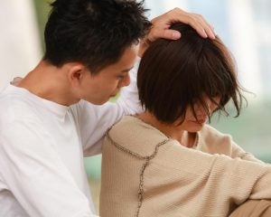 「男が見たらすぐ“クズ男”だとわかるのに…」女性だけが騙されてしまう「過剰にやさしい男」の“真の目的”とは