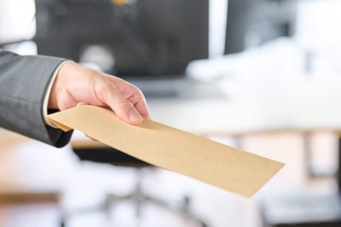 大学生の息子が始めたバイト先は「給料手渡し」だそうです。なぜ振り込みにしないのでしょうか？