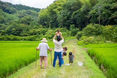 お盆は「夫婦＋小学生のわが子2人」で帰省予定が、両親から「今年は帰ってこなくていい」と言われショック！ 年金生活で“帰省時の費用が負担”らしいですが、ウチも苦しいのに家族の時間を諦めないといけないでしょうか？