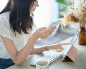 「“自分より収入や見た目がパッとしない男”が若い女性と結婚している」と嘆く中年男性が抱きがちな“致命的な勘違い”