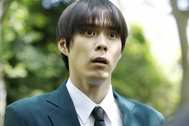 細田佳央太“龍介”は幼い頃に住んでいた奇妙な占いの風習がある町へ戻る…ある日、その占いをきっかけに事件が起きる＜ストレンジ＞
