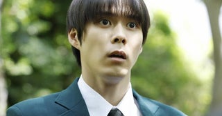 細田佳央太“龍介”は幼い頃に住んでいた奇妙な占いの風習がある町へ戻る…ある日、その占いをきっかけに事件が起きる＜ストレンジ＞