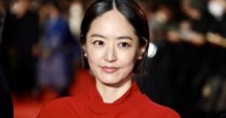 井上真央、真っ赤なスリット入りドレスで魅了！菅田将暉＆三宅健とレカペ歩く＜第37回東京国際映画祭＞