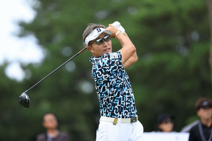 宮本勝昌、岩本高志が首位で最終日へ昨年覇者スリロット3位/日本シニアOP