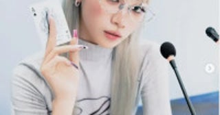 LE SSERAFIM チェウォン、銀髪×メガネの新ビジュアルが話題！「ビジュ爆発」「かっこいい」