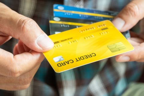 ポイントが貯まりやすいと聞いて、年会費「1万1000円」のゴールドカードを作った→後になって「思ったより負担が大きい」と後悔…！ ポイント還元や特典で元は取れるの？