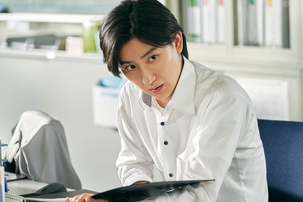 京本大我演じる高校教師の背後に霊が！『見える子ちゃん』シャイな一面や背後に怪しい人影を捉えた場面写真