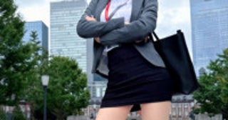 「デカ女」で話題の美女、ミニ丈OLコス姿にネット騒然「これはすごい」「めっちゃ魅力的」
