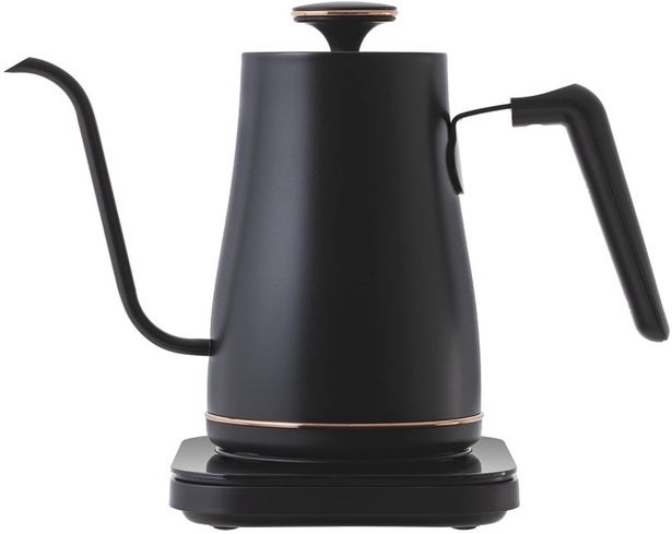 省スペースでもしっかり高機能！コーヒーもお茶もベストな温度で楽しめる。【山善】コンパクト電気ケトルがAmazonで好評販売中！コーヒーもお茶もおいしく淹れるならこれ！