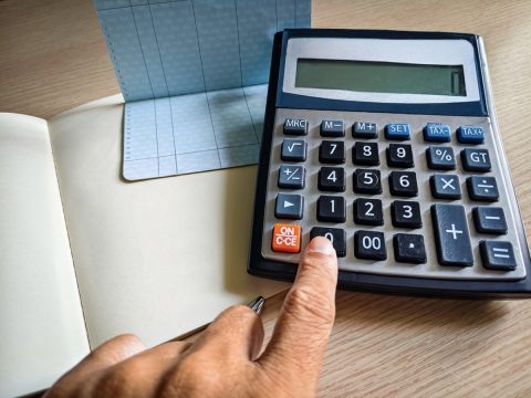 夫が退職金「2000万円」の半分を私名義の口座へ移すと言っています。夫婦で築いた財産でも贈与税がかかるのでしょうか？