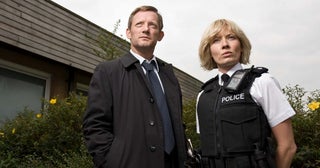 『名探偵ポワロ』アンソニー・ホロヴィッツが共同脚本『警部ジョン・トリンの衝突追跡捜査』第1話無料配信