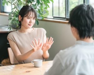 「当初からナルシストっぽいとは思っていたんですけど…」女性が密かに“恋愛対象外”の烙印を押す、男性の無自覚なNG行動