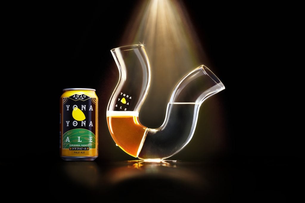 ビールだけ飲むと倒れる「ふらつくビアグラス」発売“強制的に水を飲む”仕掛けで適正飲酒を後押し