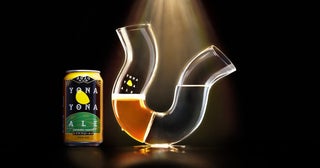 ビールだけ飲むと倒れる「ふらつくビアグラス」発売“強制的に水を飲む”仕掛けで適正飲酒を後押し