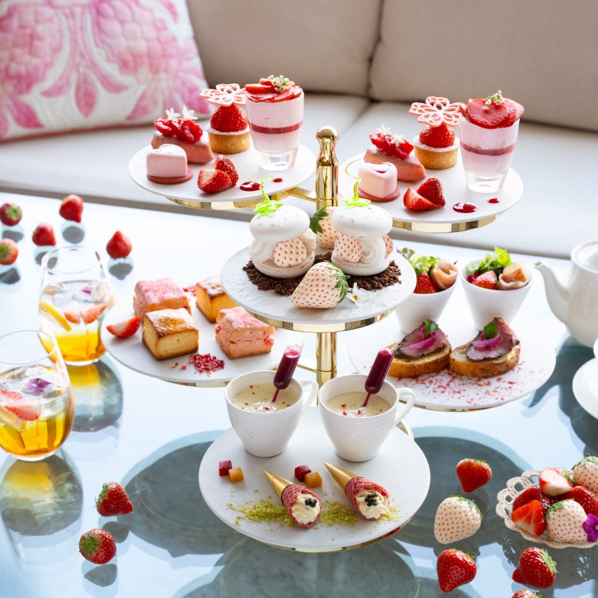 ザ・プリンス パークタワー東京「Strawberry Afternoon Tea」。白いちご“淡雪”や、“あまおう”を使った贅沢ないちごスイーツ