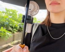手がふさがってハンディファンが使えない問題を解決！セリアの110円「折りたたみ傘用ホルダー」が想像以上に優秀だった