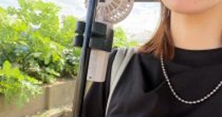 手がふさがってハンディファンが使えない問題を解決！セリアの110円「折りたたみ傘用ホルダー」が想像以上に優秀だった