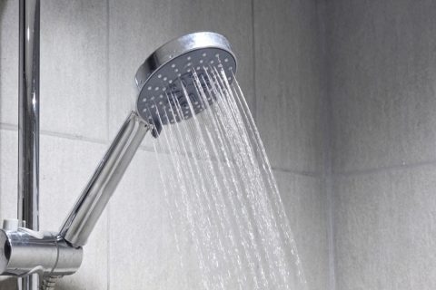 一人暮らしで夏はシャワーだけですが、友人から「出しっぱなしなら湯船を溜めるより高くなることもある」と言われてビックリ！ 実際、何分以上使うと割高になるのでしょうか？