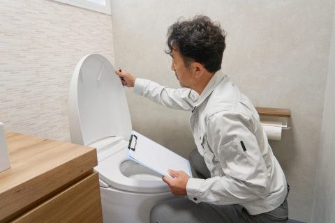トイレが詰まり、ネット広告の「修理980円～」を見て慌てて業者を呼んだ夫。ところが作業後、「10万円」を請求されてビックリ！ 広告と大きく金額が違っていても支払う必要はあるのでしょうか？
