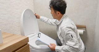トイレが詰まり、ネット広告の「修理980円～」を見て慌てて業者を呼んだ夫。ところが作業後、「10万円」を請求されてビックリ！ 広告と大きく金額が違っていても支払う必要はあるのでしょうか？