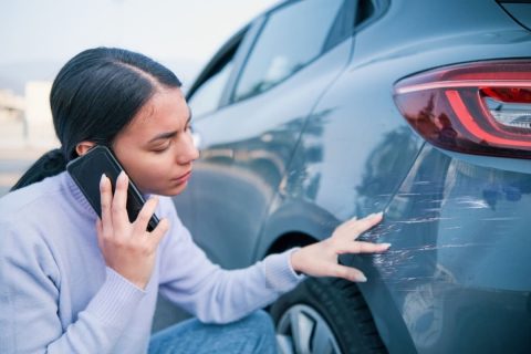 家の植木鉢が強風で倒れ、隣家の車に当たってキズがついてしまいました。修理費用として80万円を請求されています。この金額は妥当でしょうか？