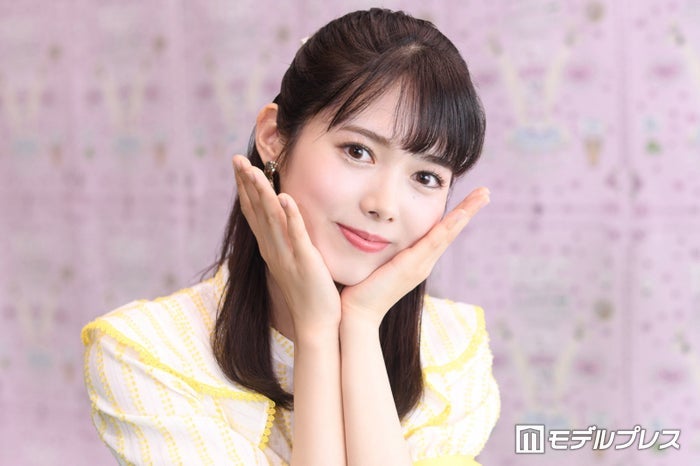谷尻萌アナ、ほっそり美脚輝くミニ丈コーデに絶賛の声「透明感半端ない」「脚に目が行っちゃう」