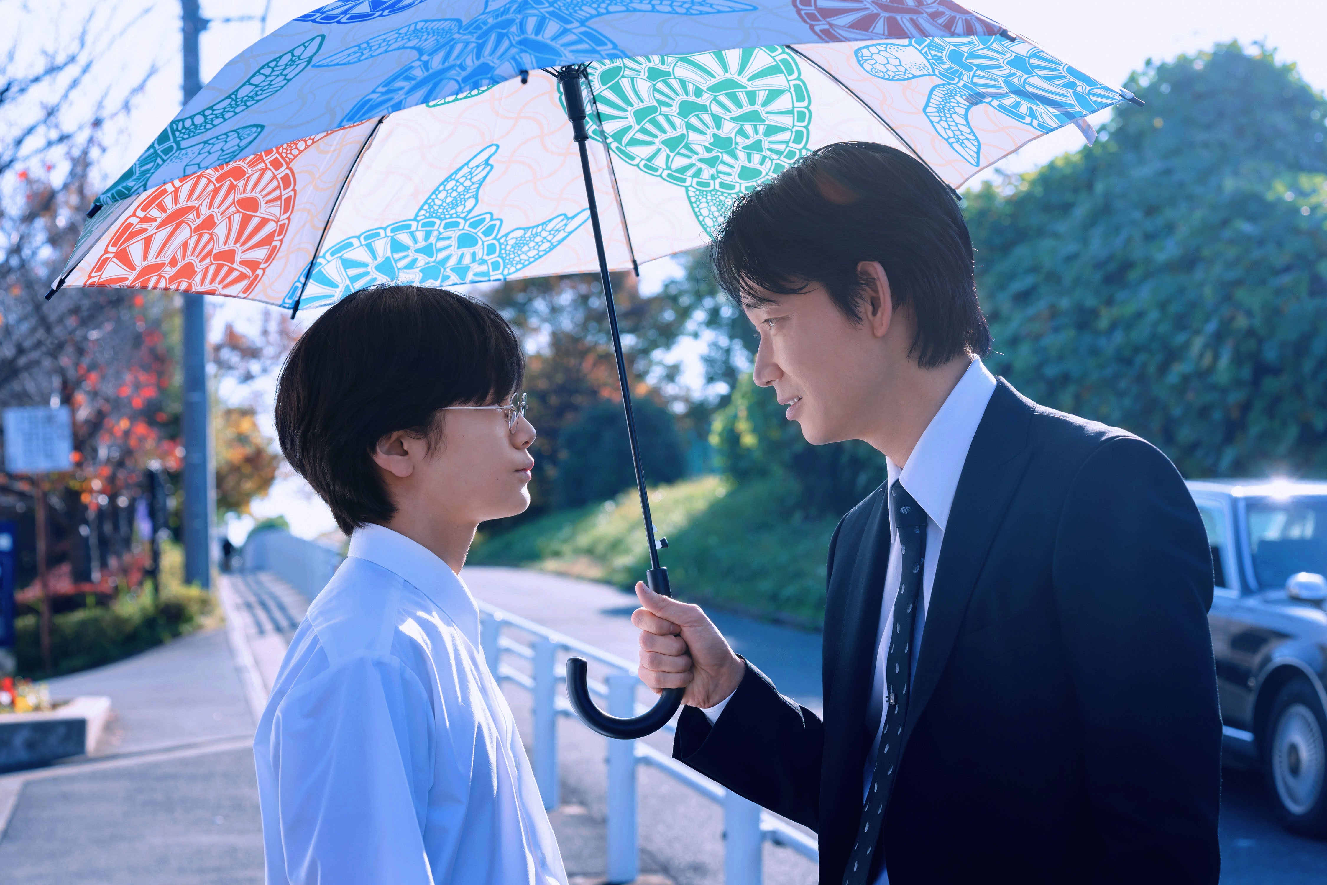 綾野剛×齋藤潤「カラオケ行こ！」ゴールデンウイークに復活上映！日替わり入場特典を配布、新規グッズの展開も予定