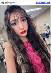 今年引退の美女レスラー33歳、美脚あらわボディコンの“バブル女子”姿に反響「かっこいい」
