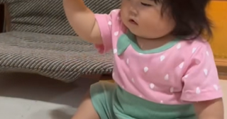 「イエァーーー！」信じられないイカつさでボールを投げた0歳赤ちゃんがカッコよすぎる！