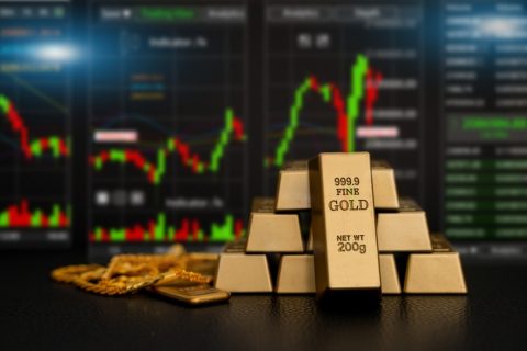 いまさら「10万円分の金（ゴールド）」を買おうとする友人。「2万3000円に下がった今が買い時」と言いますが、今後は“下がっていくだけ”ではないのですか？ 金価格は本当に「暴落している」のか解説
