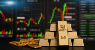 いまさら「10万円分の金（ゴールド）」を買おうとする友人。「2万3000円に下がった今が買い時」と言いますが、今後は“下がっていくだけ”ではないのですか？ 金価格は本当に「暴落している」のか解説