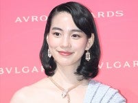「肩がツンツンしてる」のん、個性的な黒ジャケット私服に反響「イケメンかつ可愛い」