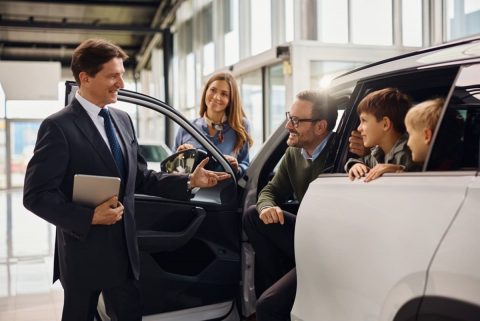 夫が「アルファード」を購入希望！「車中泊でホテル代15万円節約できる」と言いますが、ウチは“世帯年収500万円”で維持費は年50万円の見込み…本当に「購入する価値」はあるでしょうか？
