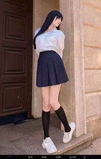 「スタイル凄すぎ」身長182cm美人モデル、制服コスに衝撃“身長差が凄い”2ショットも話題