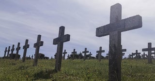 墓地で子どもに付ける名前を探したTikToker、退役軍人の墓石から命