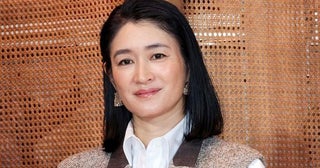 小雪“雪村所長”、白ベストのオフィスコーデで笑顔を見せる姿に「美しい」の声＜リーガルビート -逆転の法廷-＞