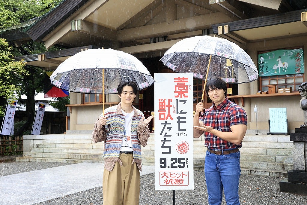 鈴鹿央士＆青木マッチョ、東郷神社で「藁にもすがる獣たち」大ヒット祈願！自身のパワースポットも明かす