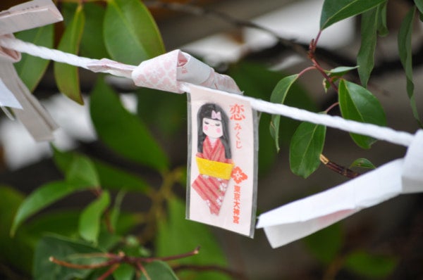 縁結びの神様「東京大神宮」にはジンクスがある？人気の“恋みくじ”を紹介